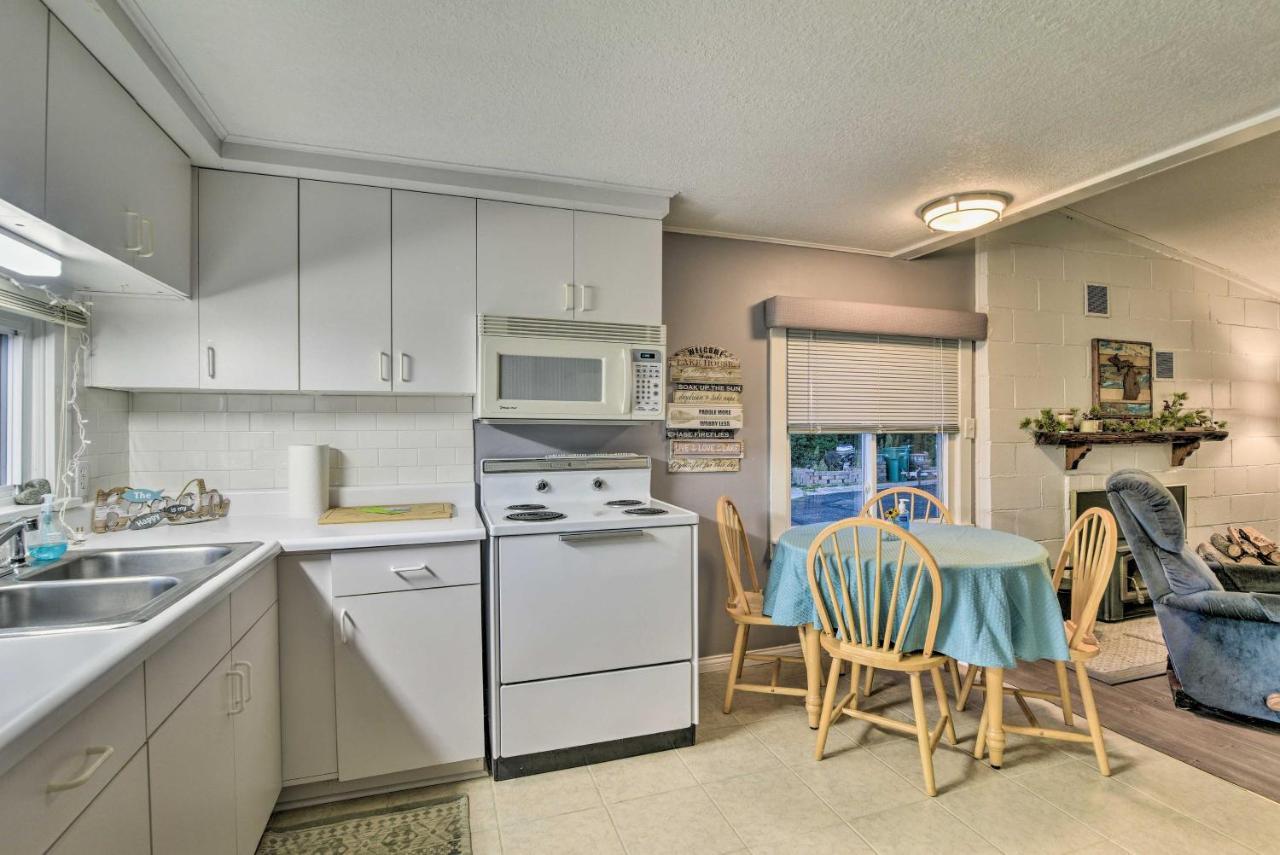 East Tawas Cabin With Lake Huron Access And Views エクステリア 写真